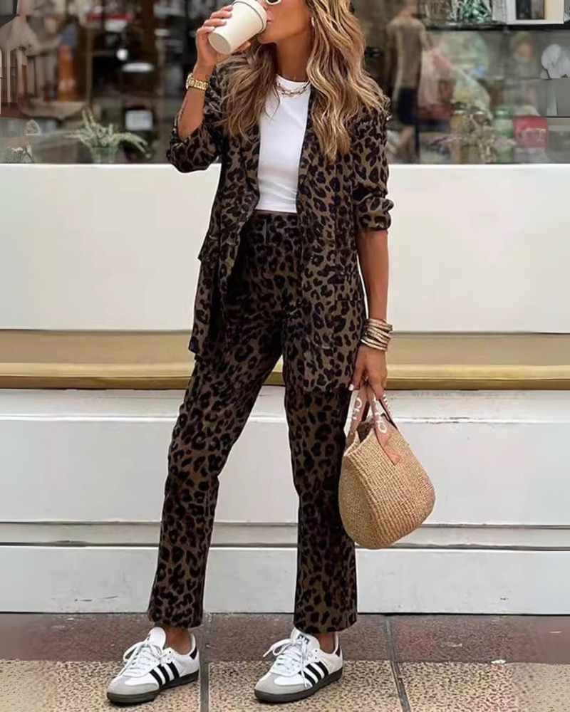 Arila  – Set aus Kleid und Hose mit Leopardenmuster